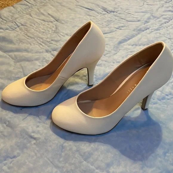 Kelly & Katie Corderno white heels size 9 - NWOT - Picture 2 of 5